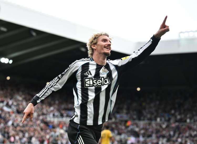 在禁区外与, 为吉马良斯, 萨克长期合 在禁区外与, 为吉马良斯, 萨克长期合